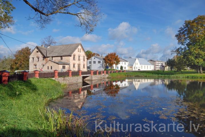 Cīravas kulturas nams vasarā